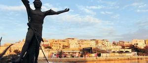 Willkommensgruß. Am Hafen von Lampedusa hat die Inselgemeinde eine Statue errichtet. Sie sieht aus wie ein auferstehender Christus, der aus den Resten eines Boots steigt. 