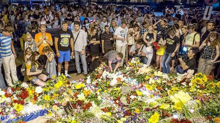 Tag der Trauer. Menschen strömten am Freitag zur niederländischen Botschaft in Kiew und legten dort Blumen nieder.
