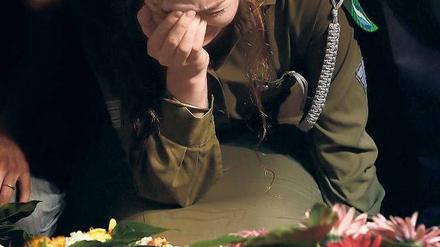 Eine israelische Soldatin betrauert den Tod eines Kameraden.