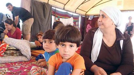 Unter Schock.  Im Flüchtlingslager an der türkischen Grenze zu Irak beginnen die Jesiden erst langsam zu begreifen, was ihnen widerfahren ist. 