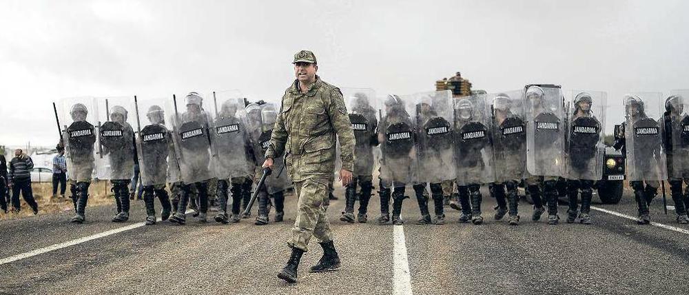 Einheiten der türkischen Polizei und Soldaten riegeln seit Tagen das Dorf Mürsitpinar ab.