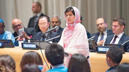 Malala-Tag bei den Vereinten Nationen. Die damals 16-Jährige stand bei ihrer Ansprache vor den UN auf einem Podest, damit sie überhaupt über das Rednerpult schauen konnte.
