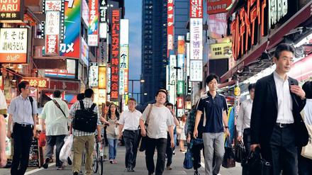Citylights. Tokio gilt als eine der teuersten Städte der Welt. Wer nicht mithalten kann, versucht, den schönen Schein zu wahren.