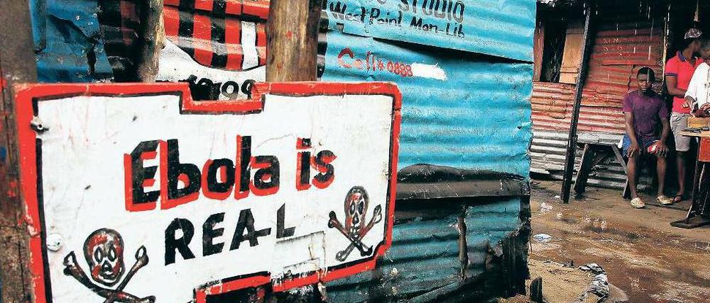 Gefahr ohne Grenzen. Fast 5000 Menschen sind in diesem Jahr in Westafrika an Ebola gestorben, mehr als 13 000 haben sich infiziert. Den Hilfsorganisationen fehlen Freiwillige.