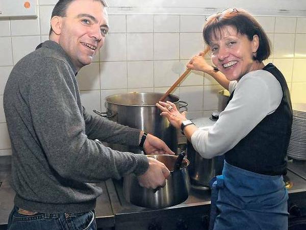 Kirsten Heisig war dabei, wenn Sozialarbeiter Gilles Duhem zum Kochen einlud bei „Morus 14“ im Rollbergkiez. Für Regisseur Christian Wagner (links) begann das Projekt mit einer ausführlichen Recherche. Fotos: Zinken (dpa), Lebie (Imago)