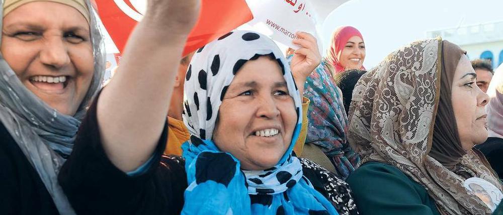 Kopf an Kopf. Beji Caid Essebsis Chancen, die Wahl zu gewinnen, sind gut. Sein größter Rivale heißt Moncef Marzouki. Auch er hat viele Fans. Zum Beispiel diese Damen in der Hafenstadt Bizerte.