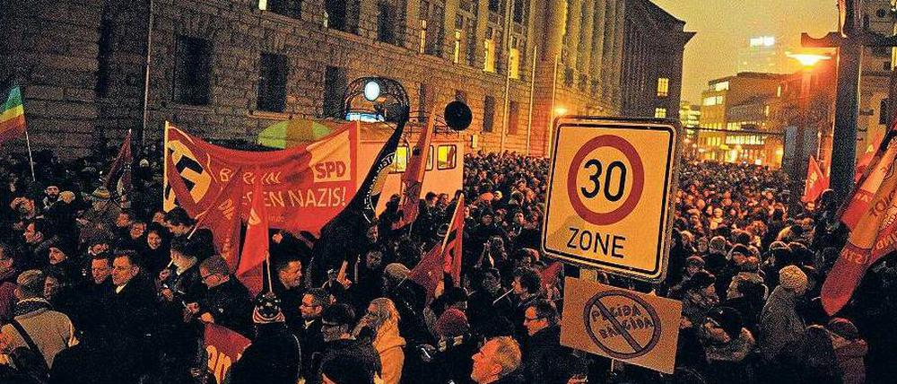 Dagegen. Mehrere tausend „Pegida“-Gegner blockieren am Montagabend den Weg von ein paar hundert „Bärgida“-Demonstranten. Die wollten zum Brandenburger Tor – kamen aber nicht weit.