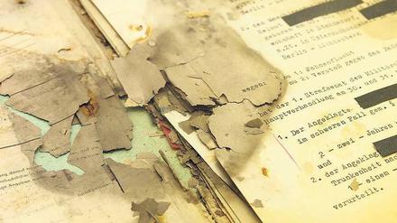 Schicksale auf Papier. Viele Akten in der Stasiunterlagenbehöre sind beschädigt oder wurden vorsätzlich zerstört. Sie müssen aufwendig restauriert werden.