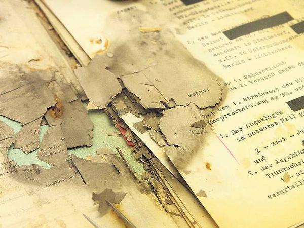 Schicksale auf Papier. Viele Akten in der Stasiunterlagenbehöre sind beschädigt oder wurden vorsätzlich zerstört. Sie müssen aufwendig restauriert werden.