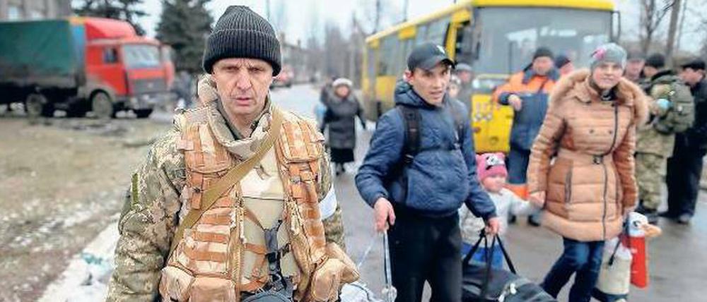 Nur weg. Damit die Bewohner Debaltsewo verlassen konnten, hatten ukrainische Truppen und Separatisten am Freitag zeitweise das Feuer eingestellt.