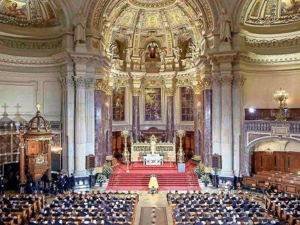 Die Trauerfeier fand im Berliner Dom statt - keine andere Kirche wäre groß genug gewesen für die 2000 Besucher.