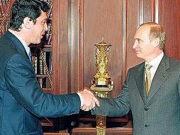 Im Jahr 2000 schüttelte ihm Putin noch die Hand.
