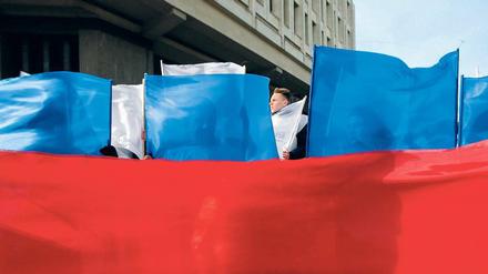 Rot, weiß, blau. In Simferopol feierten Bürger den Jahrestag der Annexion mit Flaggen in den russischen Nationalfarben.