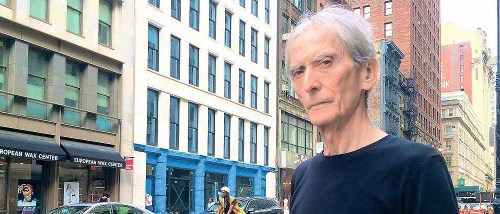 Ganz in Schwarz. José Urbach verlor nach 9/11 seinen Job als Buchdesigner. Das Apartment, in dem er seit 1975 lebt, kann er sich kaum noch leisten. 