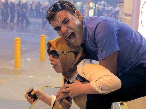 Staat gegen Bürger. Die türkische Polizei löste in der vergangenen Woche eine Demonstration in Istanbul gewaltsam auf und setzte Tränengas ein.