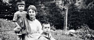 Eberhard Specht als Kind (rechts) mit Mutter und Schwester.