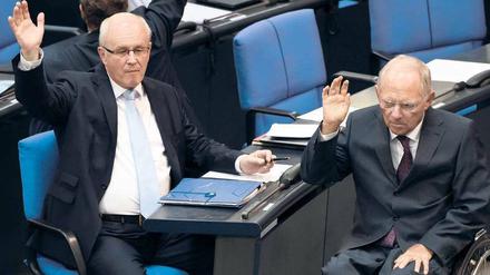 Durchgerungen. Wolfgang Schäuble gehört am Mittwoch zu den 454 Befürwortern des Pakets. Es gibt 113 Gegenstimmen.