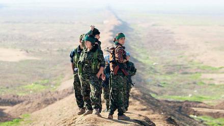 Kurdische Kämpferinnen an der syrischen Grenze