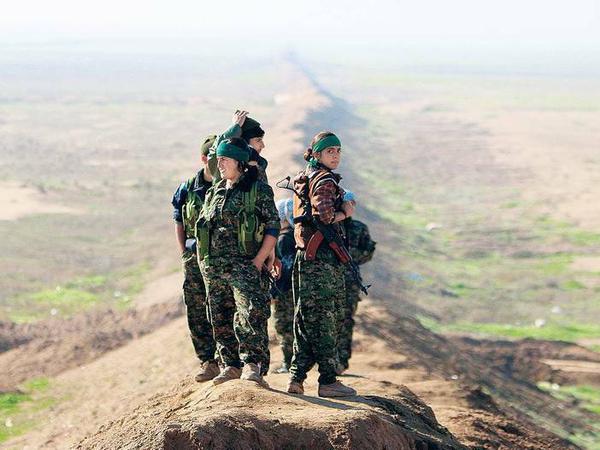 Kurdische Kämpferinnen an der syrischen Grenze
