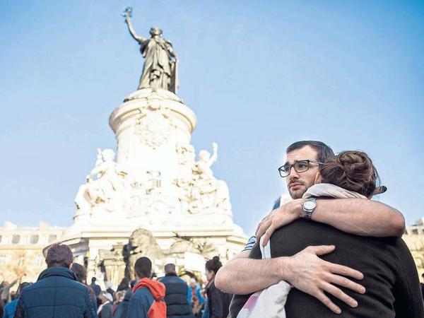 Tausende Pariser fanden sich an der Place de la République ein, um zu trauern.