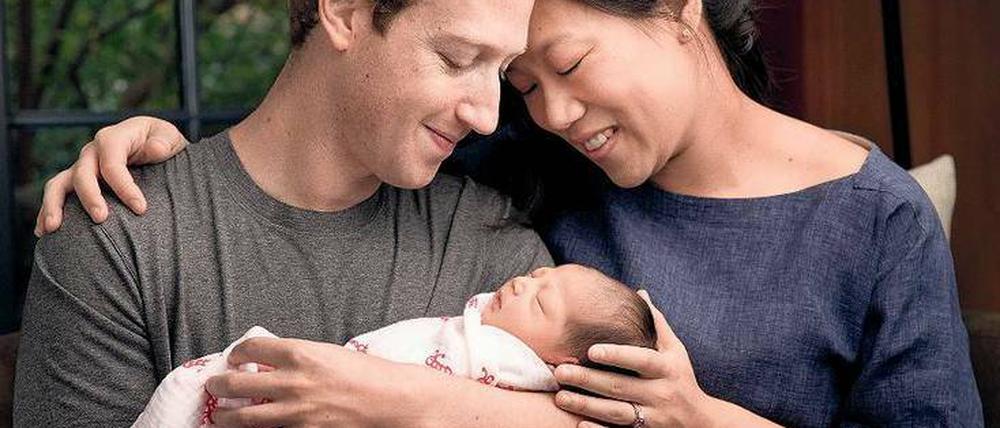 Offline Community. Mark Zuckerberg und seine Frau Priscilla zeigen der Welt ihre Tochter Max. Natürlich auf Facebook.