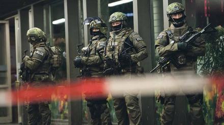 Spezialkräfte sichern in der Silvesternacht den Münchner Hauptbahnhof ab.