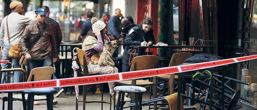Am Tatort. Die Gegend rund um die belebte Dizengoffstraße, in der ein Attentäter vor einer Woche mit einer Maschinenpistole zwei Feiernde tötete, galt bisher als eine der sichersten des Landes.