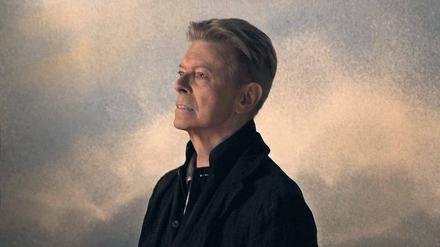 Wie er erinnert werden will. David Bowie posiert auf dem Cover seines gerade erschienenen Albums „Blackstar“ vor einem gewittrig-glühenden Himmel. 