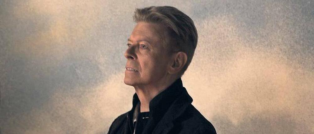 Wie er erinnert werden will. David Bowie posiert auf dem Cover seines gerade erschienenen Albums „Blackstar“ vor einem gewittrig-glühenden Himmel. 