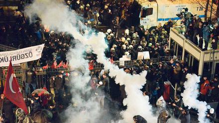 Angriff auf die Pressefreiheit. Anfang März besetzen Polizisten die Redaktion der regierungskritischen Zeitung „Zaman“ in Istanbul. Foto: dpa