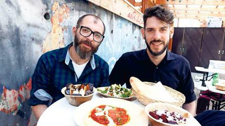 Du bist, was du isst. Jalil Dabit (l) und Oz Ben David mixen im Kanaan palästinensische und israelische Küche.