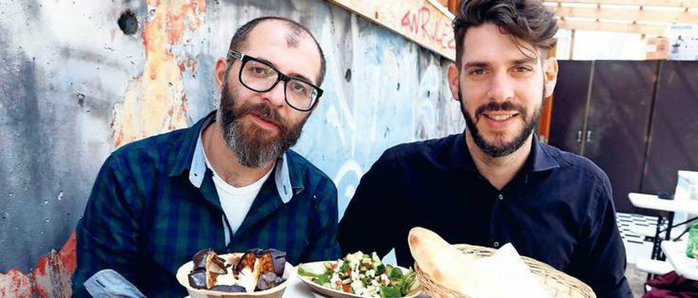 Du bist, was du isst. Jalil Dabit (l) und Oz Ben David mixen im Kanaan palästinensische und israelische Küche.