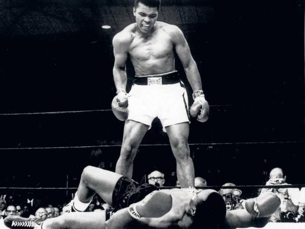King of the World. Seinen ersten WM-Kampf gewann Ali am 25. Februar 1964.