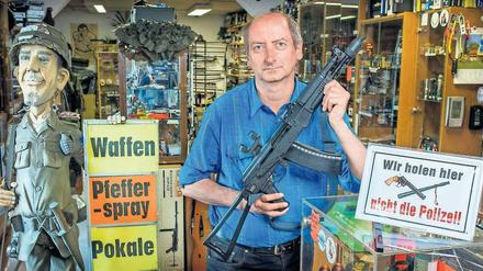 Der Laden von Gunter Fritz ist vollgestopft mit Utensilien für Waffenfans.