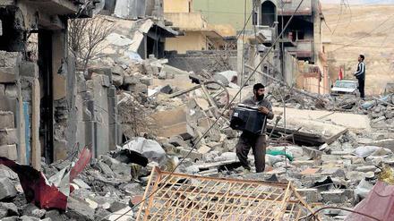 Sindschar im Irak ist zerstört. Plünderer ziehen durch die Straßen, irakische, kurdische und jesidische Milizen beanspruchen die Stadt für sich.
