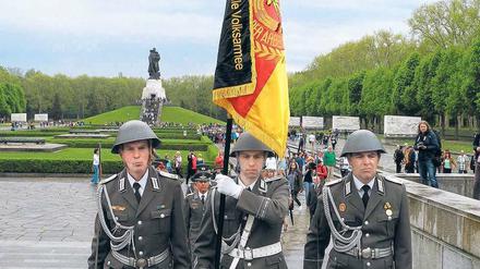 Rückwärts immer. In Berlin demonstrierten Traditionsverbände am Sowjetischen Ehrenmals in Treptow.