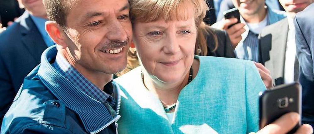 10. September 2015: Bei ihrem Besuch an der Außenstelle des BAMF am Askanierring in Spandau machen einige Flüchtlinge Selfies mit Angela Merkel. Der Autor dieses Selfies, der Iraker Schakir Kedida, äußert sich seitdem immer wieder zur Kanzlerin: Bis heute positiv. 