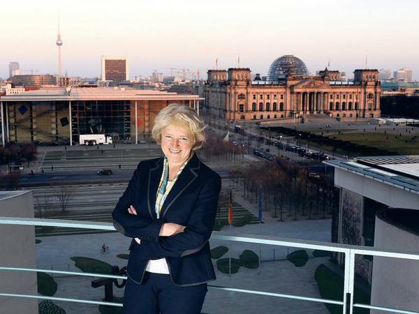 Über der Stadt. Monika Grütters, 54, arbeitet für die Bundesregierung – mit Blick auf das neue Berlin. Mit der Landespolitik hat sie ihre ganz speziellen persönlichen Erfahrungen.