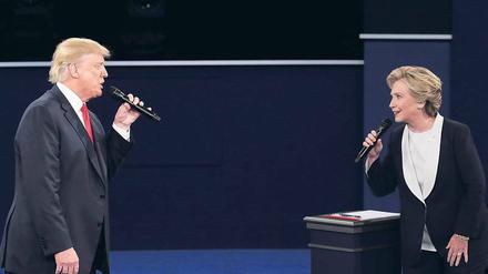 Wer die Wahl hat. Hillary Clinton und Donald Trump attackierten sich beim zweiten TV-Duell gegenseitig und fielen sich ständig ins Wort. 