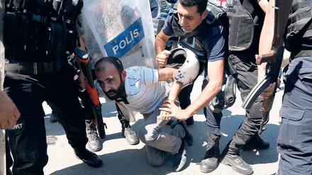 Viele Türken protestierten gegen die Suspendierung tausender Lehrer, mehr als 60.000 Beamte wurden ganz entlassen. Die Polizei beendete die Demonstrationen gewaltsam.