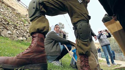 Unter Waffen. 200 000 Palästinenser leben in Hebron, 800 jüdische Siedler – und dazwischen 650 Soldaten. 