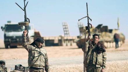 Vor dem Angriff. Die Kämpfer der Syrischen Demokratischen Kräfte sind ethnisch und religiös gemischt und haben dennoch ein gemeinsames Ziel – sie sind die Utopie dessen, was Syrien einmal sein könnte. Foto: Rodi Said/Reuters