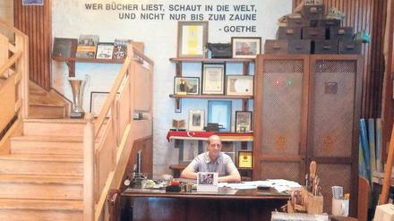 Weisheit im Rücken. Der Buchhändler Thomas Mühlbauer wurde in Istanbul geboren, seit 1992 lebt er ununterbrochen hier.
