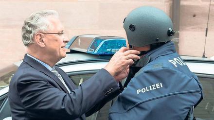 Joachim Herrmann drängt auf mehr Polizei und Abschreckung.