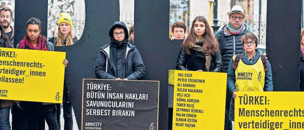 Über Grenzen hinweg. Aktivisten haben am Mittwoch vor der türkischen Vertretung in Berlin für Peter Steudtners Freilassung und der anderen Angeklagten demonstriert.