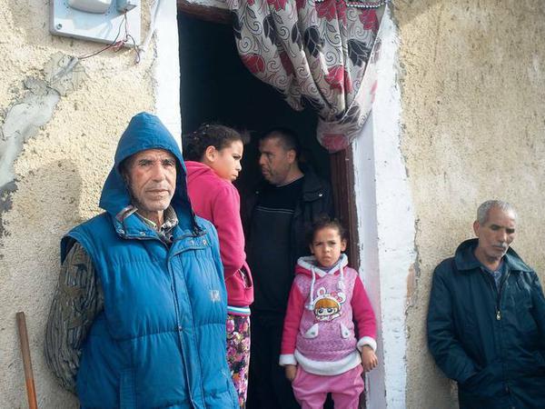 Verzweifelt. Radhia Mechergui nahm sich das Leben. Ihr Vater (im Bild links) und die Familie trauern um die fünffache Mutter.