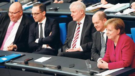 Seehofer schmunzelt, Merkel stichelt. Ganz so eng, soll das zeigen, sieht auch die CDU-Chefin den Appell zum Zusammenhalt nicht. 