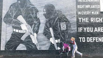 Zeichensprache. An Belfaster Hauswänden werden Nordirlands paramilitärische Terrororganisationen immer noch glorifiziert.
