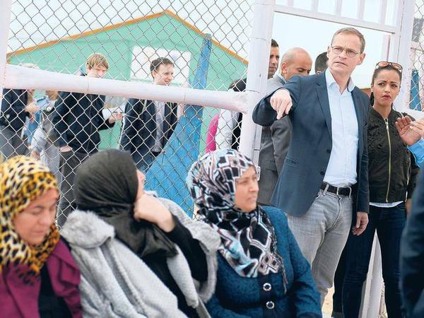 Michael Müller mit seiner Staatssekretärin Sawsan Chebli beim Besuch eines Flüchtlingslagers.