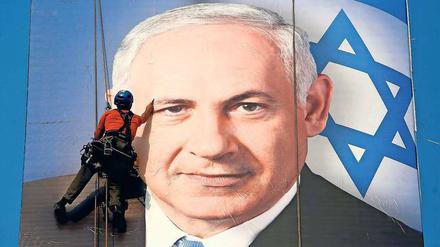 Ein Bild von einem Mann. Netanjahu regiert seit 2009. Immer wieder gelingt es ihm, Koalitionen zu schmieden, ohne von seinen Prinzipien abzurücken.